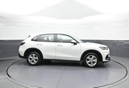 Platinum White Pearl 2024 Honda HR-V LX