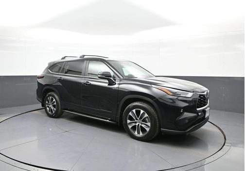 Midnight Black Metallic 2026 Toyota Highlander XLE