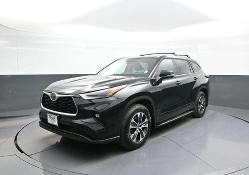 Midnight Black Metallic 2026 Toyota Highlander XLE