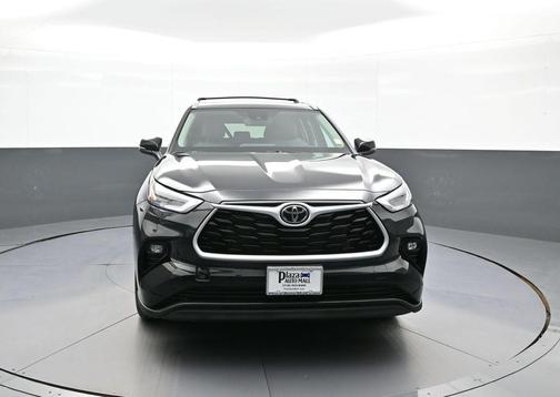 Midnight Black Metallic 2026 Toyota Highlander XLE