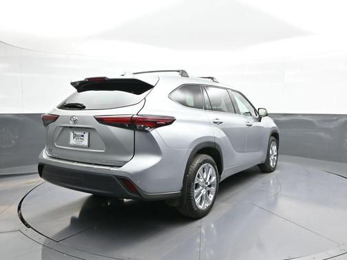 Celestial Silver Metallic 2024 Toyota Highlander Limited