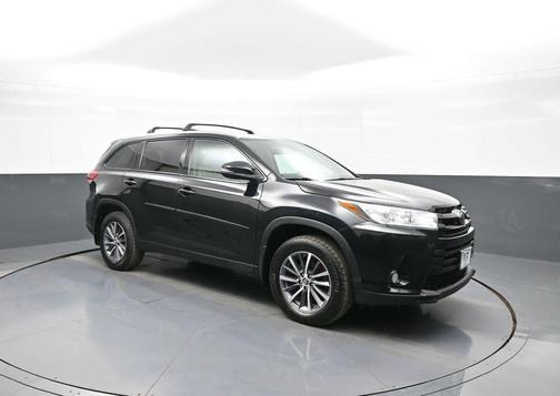 Midnight Black Metallic 2019 Toyota Highlander XLE