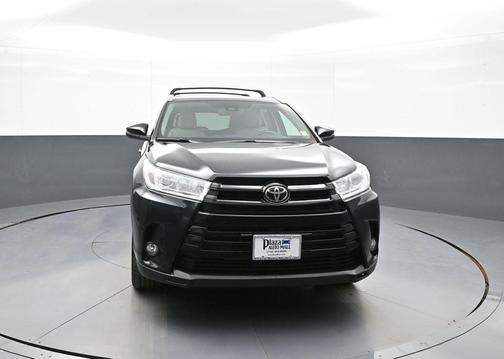 Midnight Black Metallic 2019 Toyota Highlander XLE