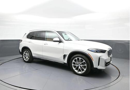 Mineral White Metallic 2024 BMW X5 xDrive40i