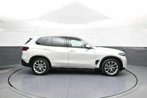 Mineral White Metallic 2024 BMW X5 xDrive40i