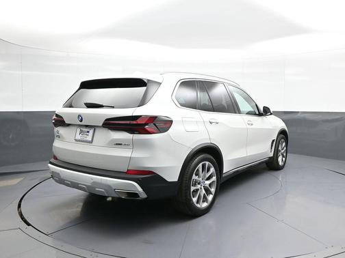 Mineral White Metallic 2024 BMW X5 xDrive40i