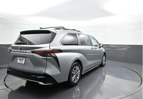 2022 Toyota Sienna XSE 7 Passenger