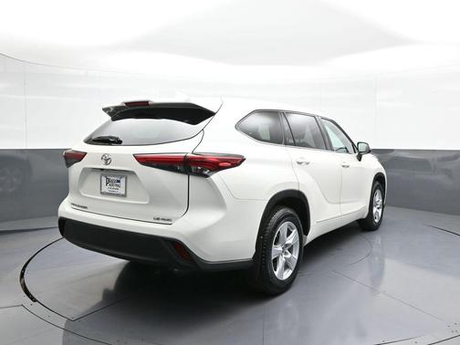 Blizzard Pearl 2020 Toyota Highlander LE