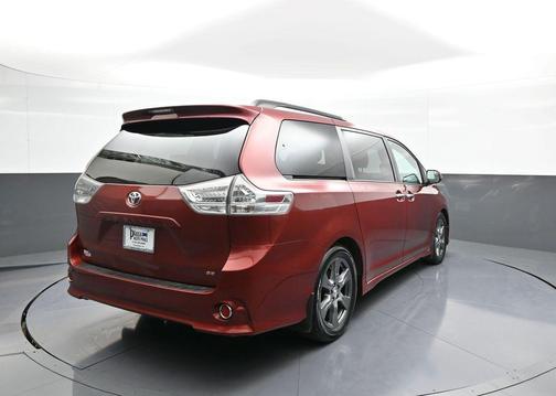 Salsa Red Pearl 2017 Toyota Sienna SE