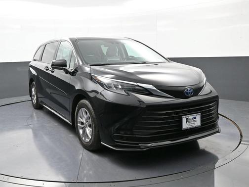 Midnight Black Metallic 2024 Toyota Sienna LE