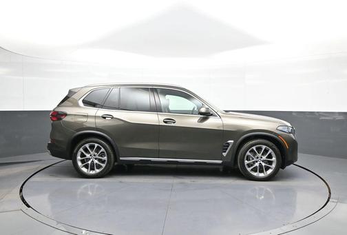 Manhattan Green Metallic 2025 BMW X5 xDrive40i