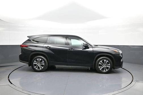 Midnight Black Metallic 2020 Toyota Highlander XLE