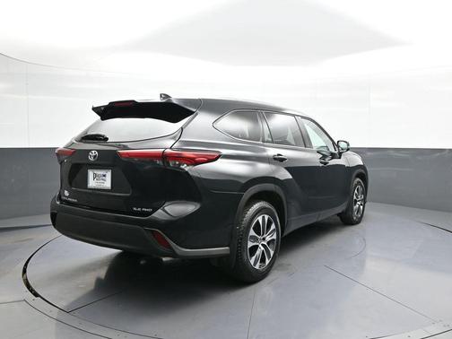 Midnight Black Metallic 2020 Toyota Highlander XLE