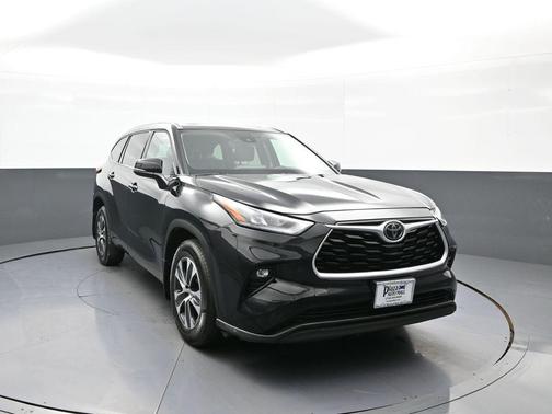 Midnight Black Metallic 2020 Toyota Highlander XLE