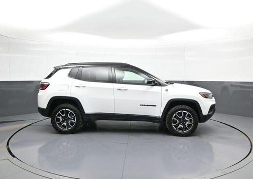 Bright White Clearcoat 2025 Jeep Compass Trailhawk