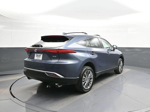 Coastal Gray Metallic 2023 Toyota Venza XLE