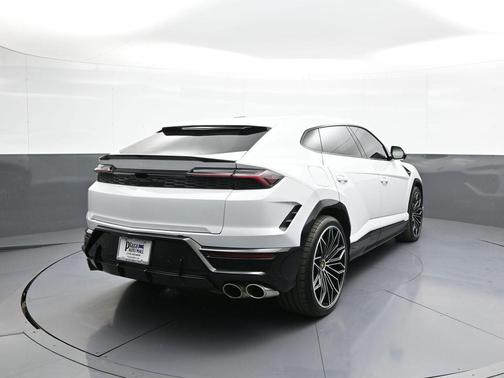 White 2025 Lamborghini Urus SE