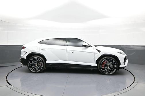 White 2025 Lamborghini Urus SE