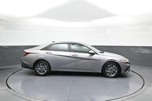 Fluid Metal 2024 Hyundai ELANTRA SEL