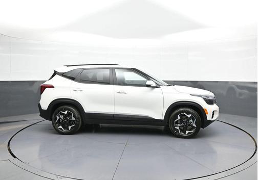 White Pearl 2026 Kia Seltos S