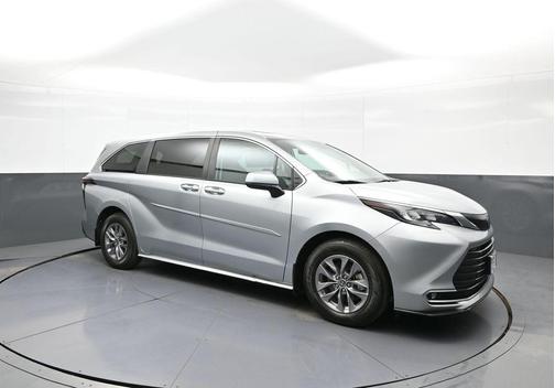 Celestial Silver Metallic 2024 Toyota Sienna XLE