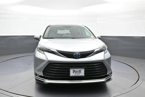 Celestial Silver Metallic 2024 Toyota Sienna XLE