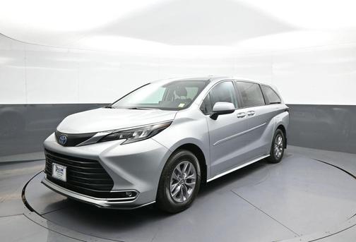 Celestial Silver Metallic 2024 Toyota Sienna XLE
