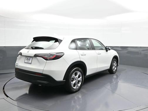 Platinum White Pearl 2025 Honda HR-V LX