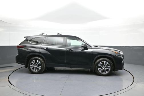 Midnight Black Metallic 2024 Toyota Highlander XLE
