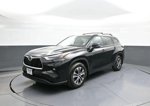 Midnight Black Metallic 2024 Toyota Highlander XLE