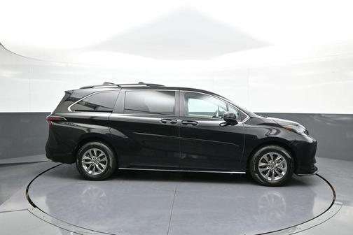 2023 Toyota Sienna LE