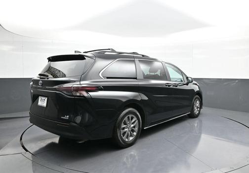 2023 Toyota Sienna LE