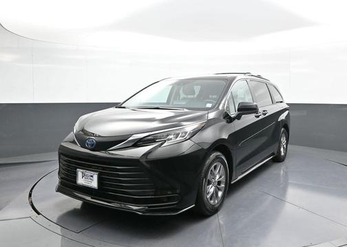 2023 Toyota Sienna LE