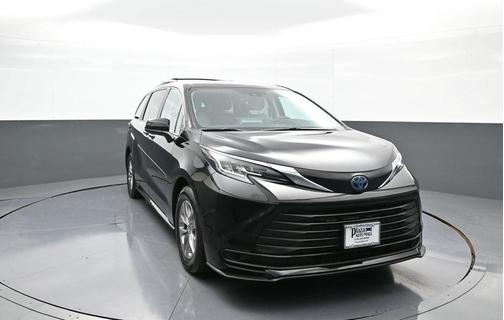 2023 Toyota Sienna LE