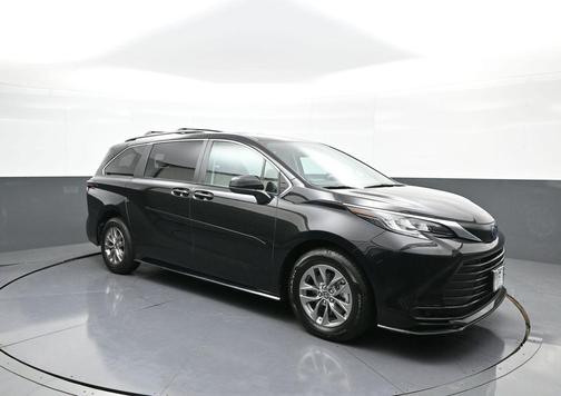 2023 Toyota Sienna LE