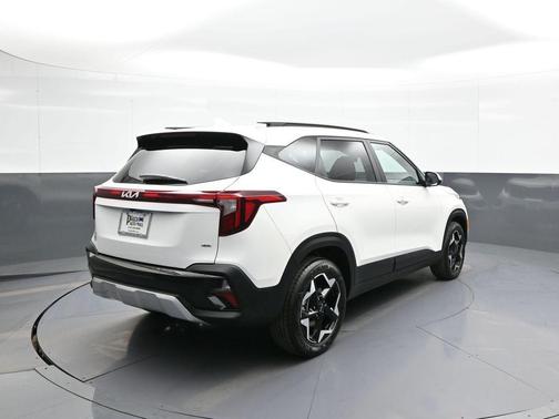 Clear White/Black Roof 2025 Kia Seltos S