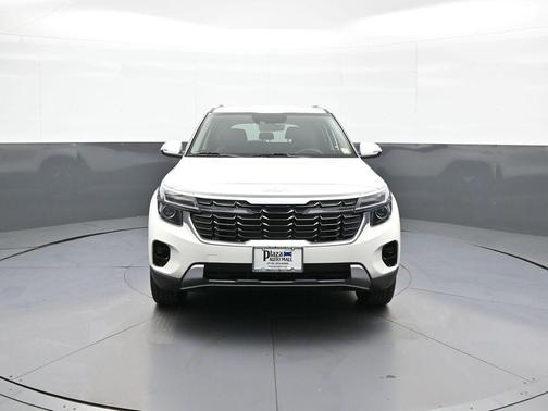 Clear White/Black Roof 2025 Kia Seltos S