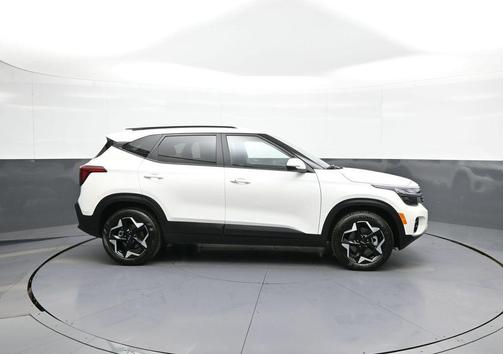 Clear White/Black Roof 2025 Kia Seltos S