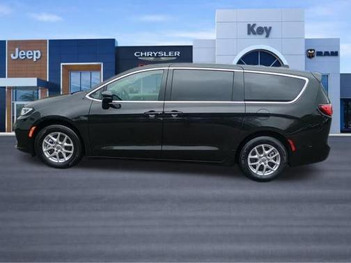 Brilliant Black Crystal Pearlcoat 2023 Chrysler Pacifica Touring-L