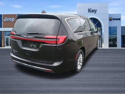 Brilliant Black Crystal Pearlcoat 2023 Chrysler Pacifica Touring-L