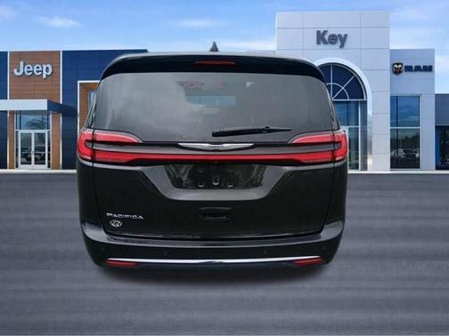 Brilliant Black Crystal Pearlcoat 2023 Chrysler Pacifica Touring-L