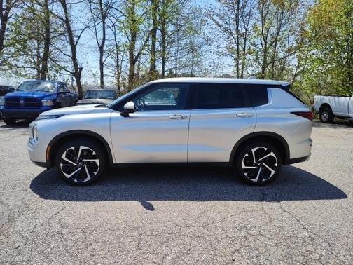 2023 Mitsubishi Outlander SE