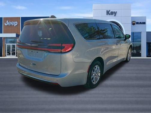 2024 Chrysler Pacifica Touring-L
