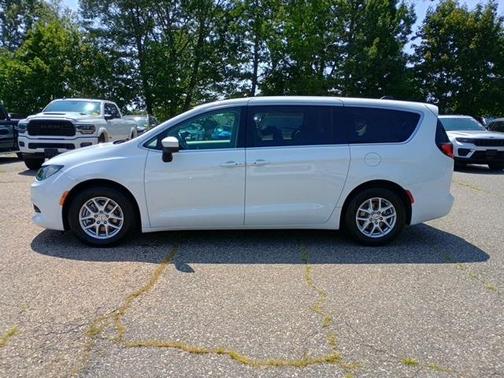 2022 Chrysler Voyager LX