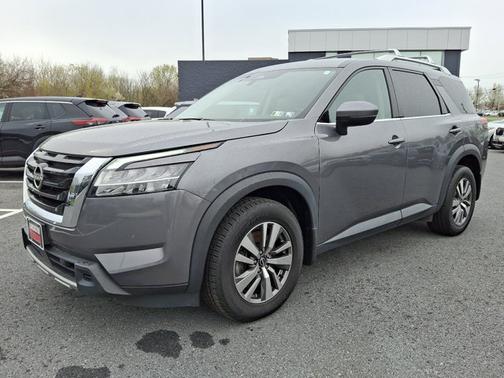 2023 Nissan Pathfinder SL