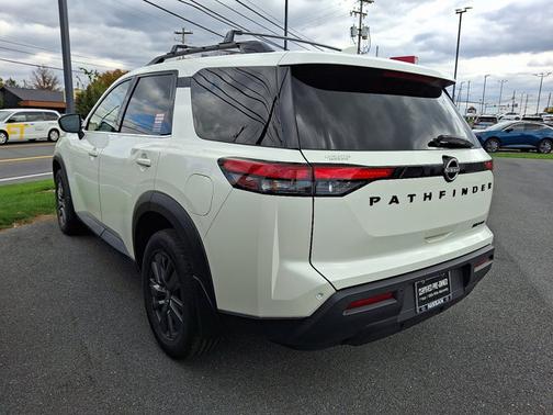 2022 Nissan Pathfinder SV