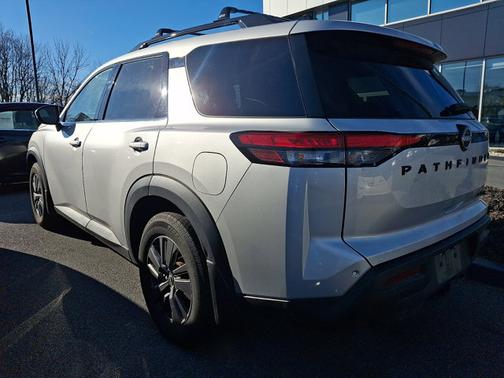 2022 Nissan Pathfinder SV