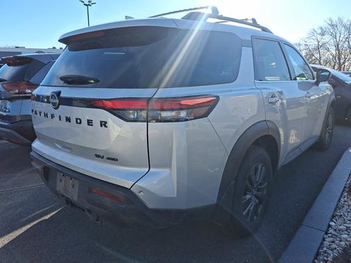 2022 Nissan Pathfinder SV