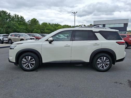 2022 Nissan Pathfinder SL