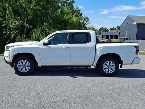 Glacier White 2024 Nissan Frontier SV